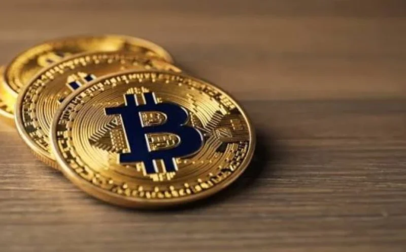 Bitcoin Dips Under $84,000 Amid $487M in Long Liquidations